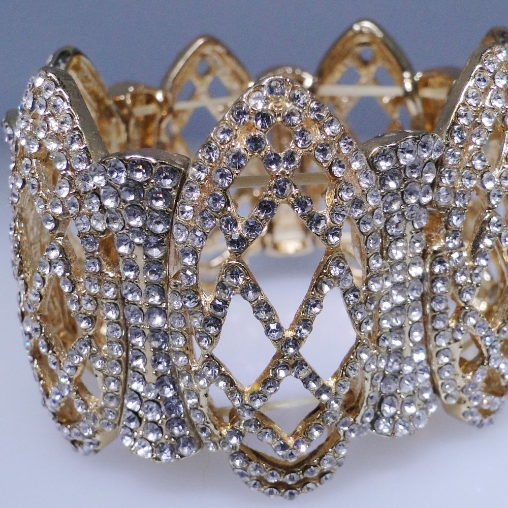 Fashion bracelet, lots of bling, eye catching - Picture 3 of 4